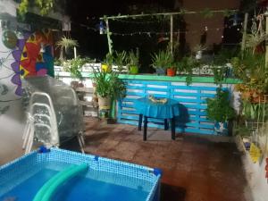 圣米格尔·德·图库玛La Cage的一个带游泳池、桌子和盆栽植物的庭院