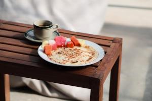 特鲁卡那拉特Lala Salama Backpacker的桌上的一块食物和一杯咖啡