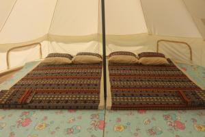 河内Lagom Village (Glamping Site)的一间帐篷内带两张床的卧室