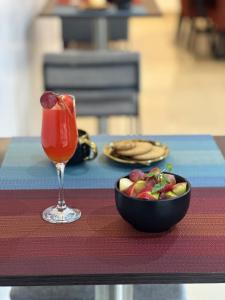 拉各斯Guided Hospitality - Luxury Accommodations的桌上的水果和饮料