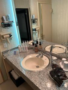 横滨Hotel AKAIKUTSU - Adult Only的浴室柜台设有两个盥洗盆和镜子
