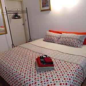 凯恩斯朱莉的民宿的一张上面戴红帽的床