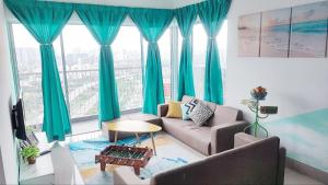 吉隆坡YOLO Budget Condo KL 5.0的客厅配有蓝色窗帘和沙发