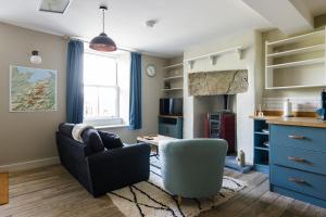 TanygrisiauCosy, 2-bedroom Snowdonia cottage mountain retreat的客厅配有沙发、椅子和书桌