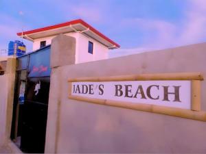 Lapu Lapu CityPRIVATE COLLECTION 贅沢 Jade's Beach Villa 별장 Cebu-Olango An exclusive private beach secret的建筑一侧的女士沙滩标志