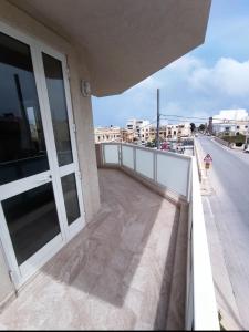 Siġġiewi"Joseph 2" Stylish corner flat with open views, just 5km from the beach的享有街道景色的建筑阳台