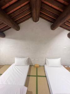 金湖镇壹樓文旅的配有木天花板的客房设有两张床。