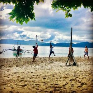 圣维森特Port Barton Island Camping的一群人在沙滩上打排球