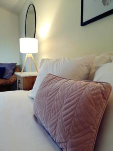 GracetownKarriview的一间卧室配有一张带枕头的床