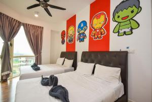 努沙再也Afiniti Theme Suite by Nest Home【LEGOLAND】的墙上有卡通人物的房间里,有两张床