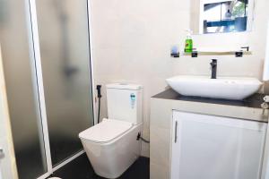 Pahala MaragahawewaLife of Leisure Wilpattu的浴室配有白色卫生间和盥洗盆。