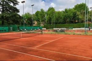 维罗纳Luxury Verona Apartment City Centre的网球场,球场上设有网
