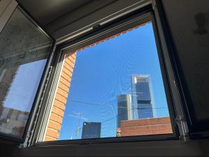马德里Habitación New York - 5 Torres的享有城市天际线景致的窗户。