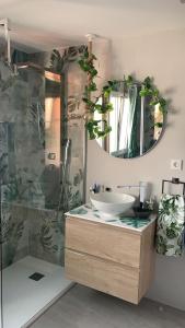 马德里Habitación New York - 5 Torres的一间带水槽和镜子的浴室