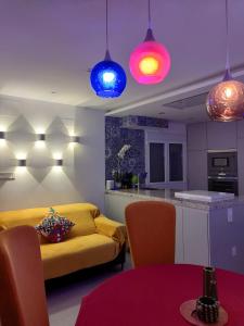 马德里Habitación New York - 5 Torres的一间带黄色沙发的客厅和一间厨房