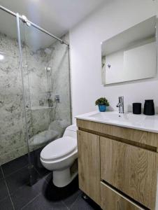 波哥大CHARMING APARTMENT IN CHICO RESERVED, 93 PARK, ZONE T!的浴室配有卫生间、盥洗盆和淋浴。