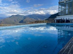 博卡拉Dhikidada Resort的山景游泳池