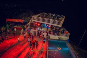 博卡拉Dhikidada Resort的一群人站在游轮的甲板上