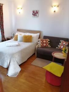 布朗Pensiunea Transilvania Lodge的一间卧室配有一张床和一张沙发