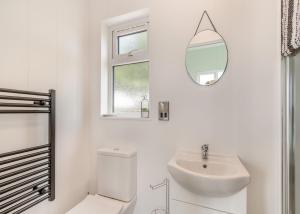 马诺比尔Calvesland Hideaway的白色的浴室设有水槽和镜子