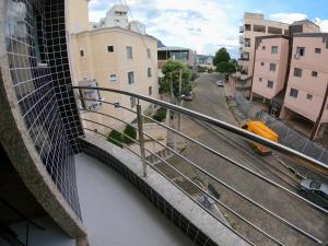 瓦拉达里斯州长市TH Flats GV Shopping 301的设有一个享有街道景色的带火车的阳台。
