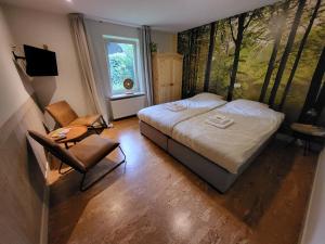 伊科斯特Herberg De Eexter Os的一间卧室配有一张床、一张桌子和一个窗户。