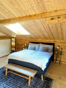 DiemtigenChalet Grittelihus, large bathroom, Lots of living space, nahe Interlaken的一间卧室设有一张床和木制天花板