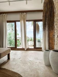 平圭Villa Upendo with pool, Zanzibar的客厅设有大窗户和沙发