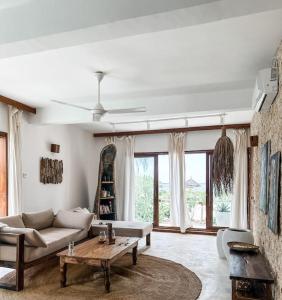 平圭Villa Upendo with pool, Zanzibar的客厅配有沙发和桌子