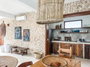 平圭Villa Upendo with pool, Zanzibar的一间带桌子的客厅和一间厨房