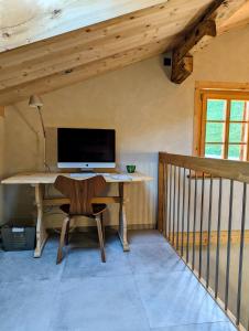 DiemtigenChalet Grittelihus, large bathroom, Lots of living space, nahe Interlaken的一张桌子,上面有电脑