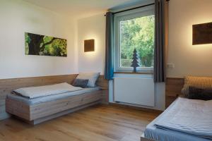 施马伦贝格Nest Heiminghausen的客房设有两张床和窗户。