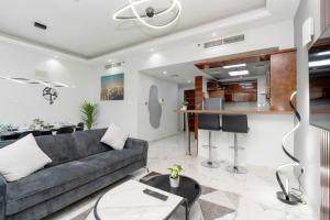 迪拜Marina Yacht Club Views - 3BR Modern Furnished的客厅配有沙发和桌子