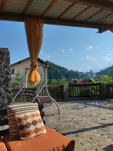 布朗Pensiunea Transilvania Lodge的一个带一张床的庭院和一个美景阳台
