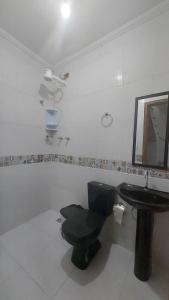 伊比科阿拉Residencial Maria de Lourdes的浴室设有黑色的卫生间和水槽。