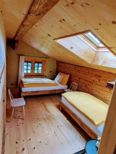 DiemtigenChalet Grittelihus, large bathroom, Lots of living space, nahe Interlaken的小木屋内一间卧室,配有两张床