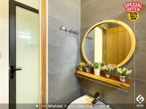 岘港FSTAY - COZY AND PEACEFUL HOMESTAY DA NANG的一间带镜子和水槽的浴室