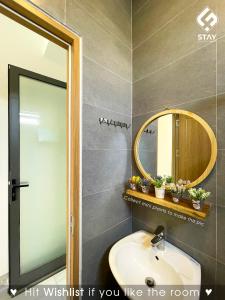 岘港FSTAY - COZY AND PEACEFUL HOMESTAY DA NANG的一间带水槽和镜子的浴室