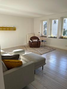 索林根Haus mit Türmchen的客厅配有沙发和椅子