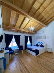 比于卡达MAVİ PALAS HOTEL的一间卧室设有一张床和木制天花板