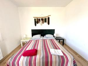 BratsigovoKassandrova Guest House & Spa的一间卧室配有一张带条纹毯子的大床