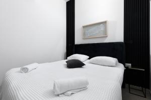 埃拉特La suite eilat的一张白色的床,上面有两个枕头