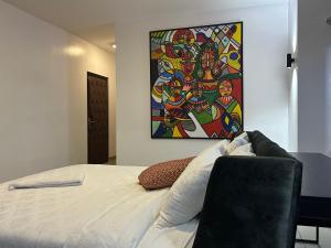 拉各斯Guided Hospitality - Luxury Accommodations的一间卧室配有一张壁画床
