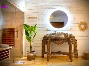 埃尔泽Le Sanglier Amoureux的浴室设有水槽和墙上的镜子