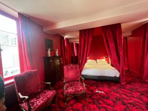 维耶尔宗La Maison à Pan De Bois Chambre Napoléon III的红色卧室配有床和两把椅子