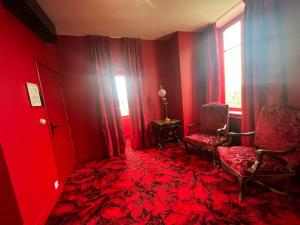 维耶尔宗La Maison à Pan De Bois Chambre Napoléon III的红色的房间,配有椅子和窗户