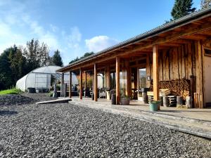 瓦德拉内斯Móðir Jörð Organic Farm Guesthouse in Vallanes的一座有温室的房子