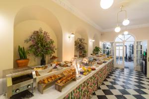 塞维利亚圣克鲁兹套房公寓酒店的包含许多食物的自助餐