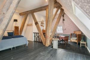 TernaardInn Friesland的卧室配有一张床和一张桌子