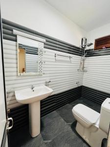 明内里耶CrossCountry Inn by Thurings的浴室配有白色水槽和卫生间。